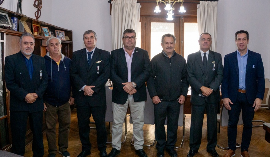intendente de Necochea junto a los Veteranos